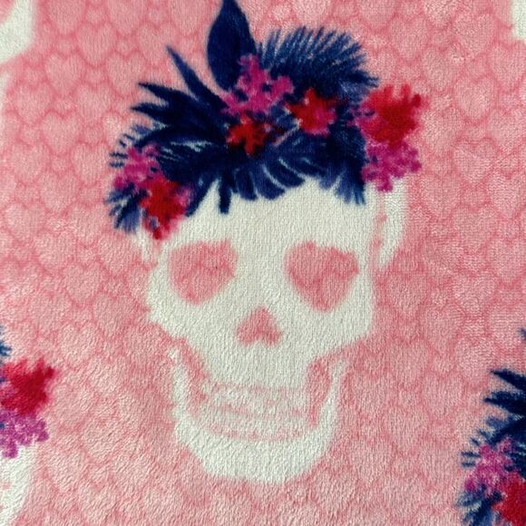 Betsey Johnson Oversized Plush Throw Skull Pink 70” X 50” - Picture 6 of 10